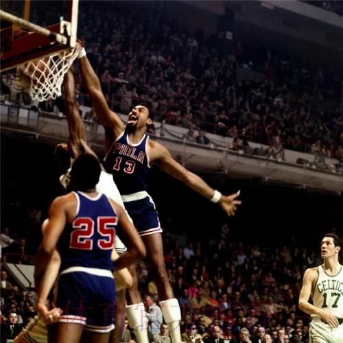 张伯伦的天赋有多恐怖?单手拎起施瓦辛格,身材碾压巅峰奥尼尔 张伯伦的天赋有多恐怖?单手拎起施瓦辛格,身材碾压巅峰奥尼尔