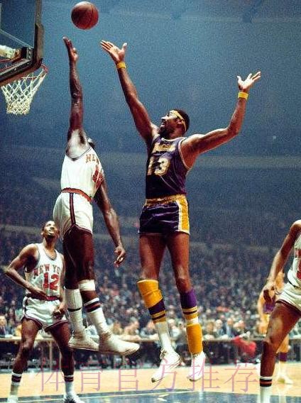 张伯伦的天赋有多恐怖?单手拎起施瓦辛格,身材碾压巅峰奥尼尔 张伯伦的天赋有多恐怖?单手拎起施瓦辛格,身材碾压巅峰奥尼尔