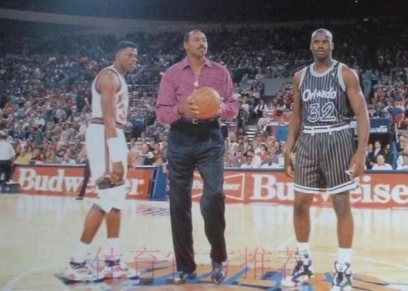 张伯伦的天赋有多恐怖?单手拎起施瓦辛格,身材碾压巅峰奥尼尔 张伯伦的天赋有多恐怖?单手拎起施瓦辛格,身材碾压巅峰奥尼尔